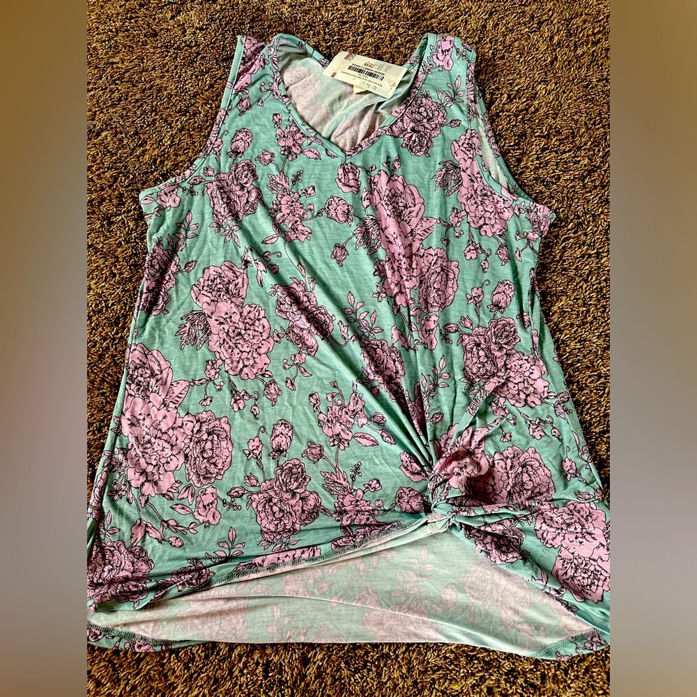 Be stage NWT size large tank with tie knot corner